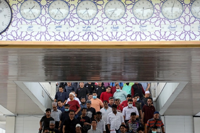 Tín đồ Hồi giáo rời một thánh đường ở Kuala Lumpur hôm 13/3. Ảnh: Reuters.