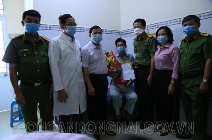 Lãnh đạo Công an tỉnh Đồng Nai đến thăm và trao thư khen của Bộ trưởng Bộ Công an cho Công an viên Hoàng Quốc Sự tại bệnh viên đa khoa khu vực Long Khánh -ảnh : T/L