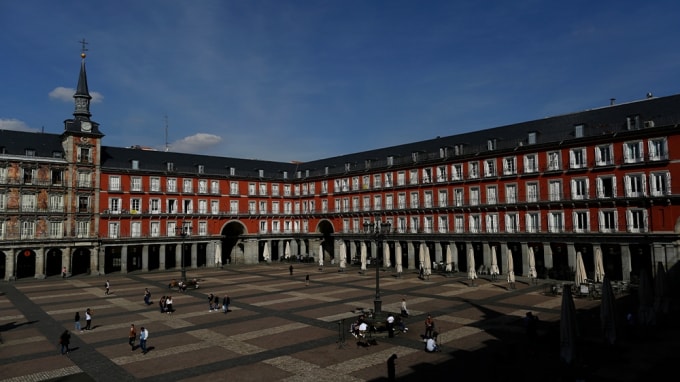 Quảng trường Madrid vốn đông đúc nay chỉ còn lác đác vài bóng người. Ảnh: AFP