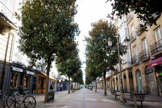 Đường phố Madrid vắng vẻ lạ thường do lệnh phong toả. Ảnh: Reuters