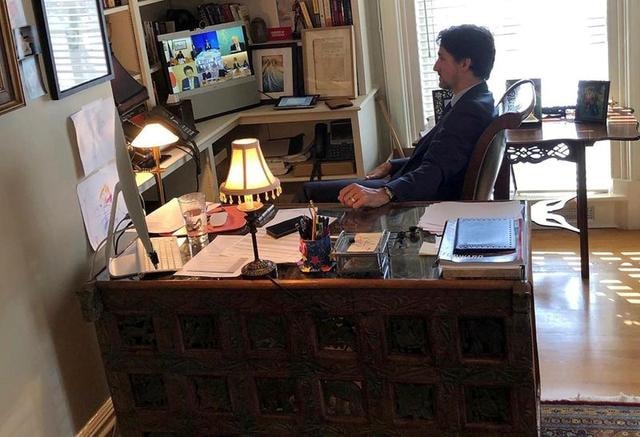 Bức ảnh của Thủ tướng Canada Justin Trudeau làm việc tại nhà do con gái của ông chụp. Ảnh: Twitter