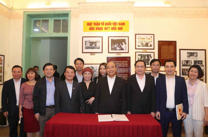 Đại diện một số doanh nghiệp ủng hộ chương trình phòng chống dịch Covid - 19