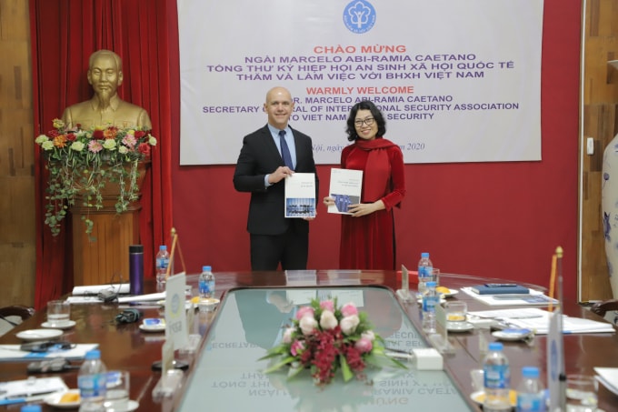 Tổng Giám đốc BHXH Việt Nam Nguyễn Thị Minh và Tổng Thư ký ISSA Marcelo Abi-Ramia Caetano 