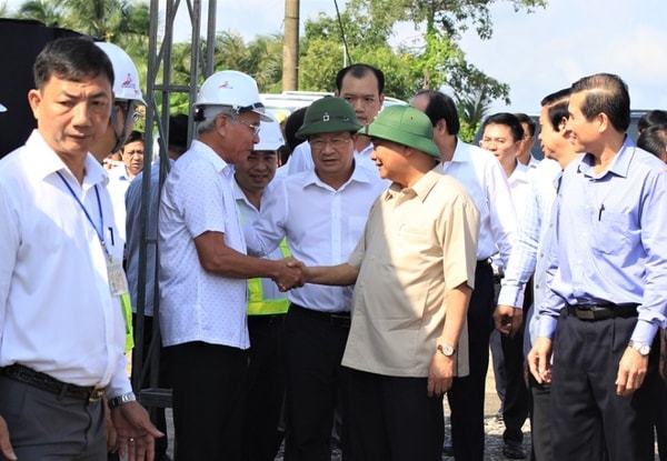 Thủ tướng Nguyễn Xuân Phúc thăm hỏi, động viên nhà đầu tư, đơn vị thi công dự án cao tốc Trung Lương - Mỹ Thuận trong chuyến khảo sát thực địa ngày 27/9/2019. Ảnh: TL