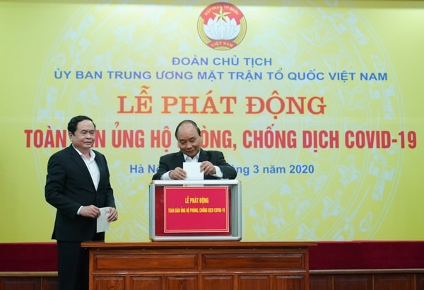 Thủ tướng Nguyễn Xuân Phúc ủng hộ phòng, chống dịch COVID-19. Ảnh: VGP