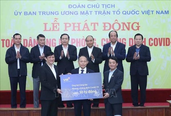 Thủ tướng Nguyễn Xuân Phúc và các đại biểu chứng kiến các tổ chức và cá nhân quyên góp ủng hộ công tác phòng, chống dịch COVID-19. Ảnh: TTXVN