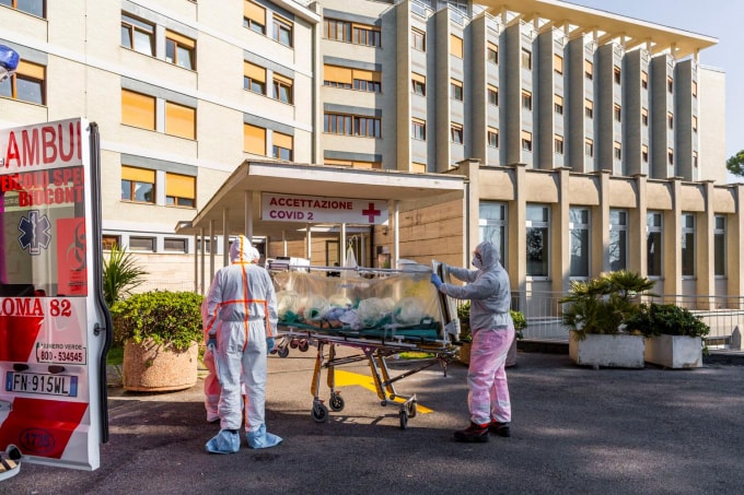 Một bệnh nhân nhiễm Corona được vận chuyển tới một bệnh viện ở Rome, Italy. Ảnh: Reuters