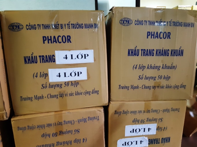 Chủ số lượng hàng hóa đã cố tình dán nhãn với dòng chữ 4 Lớp để che đi dòng chữ kháng khuẩn nhằm qua mắt cơ quan chức năng. Ảnh H.Long.