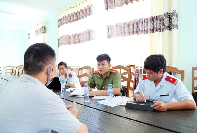 Đại diện cơ quan chức năng làm việc với người vi phạm. Ảnh: Công an cung cấp