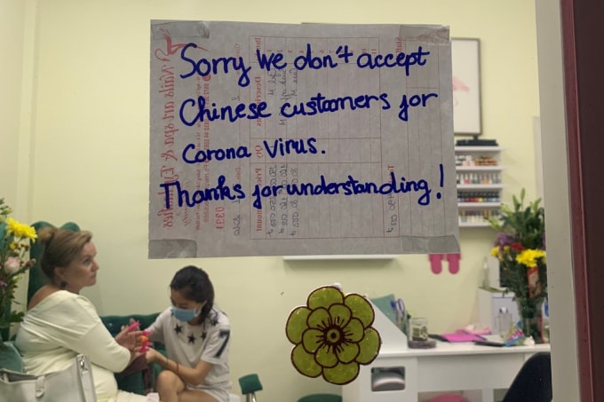 Một tờ thông báo bên ngoài tiệm làm móng, nói không nhận khách Trung Quốc. Ảnh: Reuters.
