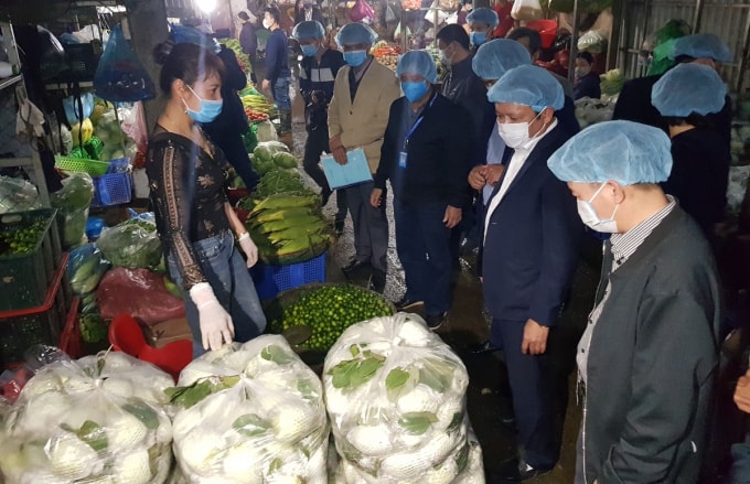 Kiểm tra tại gian hàng của chị Hoàng Thị Thùy ở ô số 28, dẫy K2.