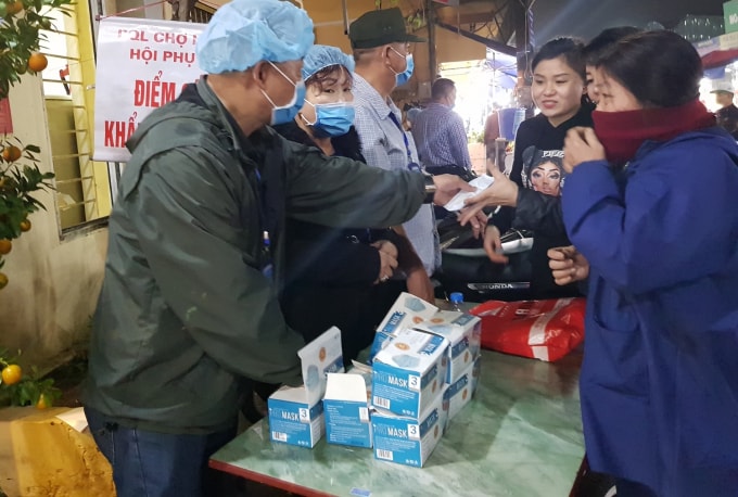 Ban quản lý chợ thường xuyên phát khẩu trang cho các tiểu thương.