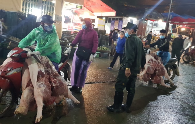 Một số xe máy vận chuyển lợn vào chợ nhưng không che chắn nên bị bảo vệ chợ ngăn lại.