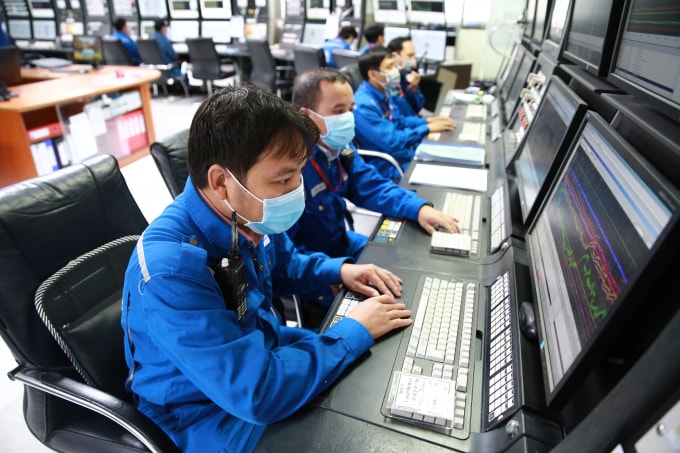 Kỹ sư vận hành tại phòng Điều khiển Trung tâm Nhà máy.