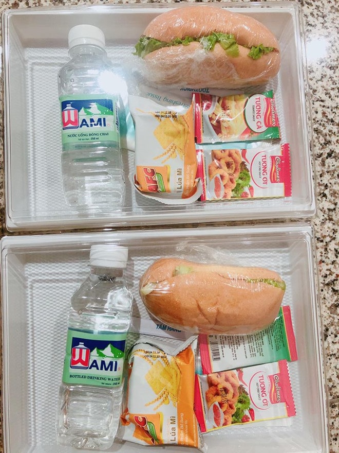 Bữa ăn miễn phí cho hành khách chờ đợi tại sân bay trước khi được đưa đi cách ly theo quy định về phòng chống dịch Covid-19 Ảnh: FB Trang Minh Tran