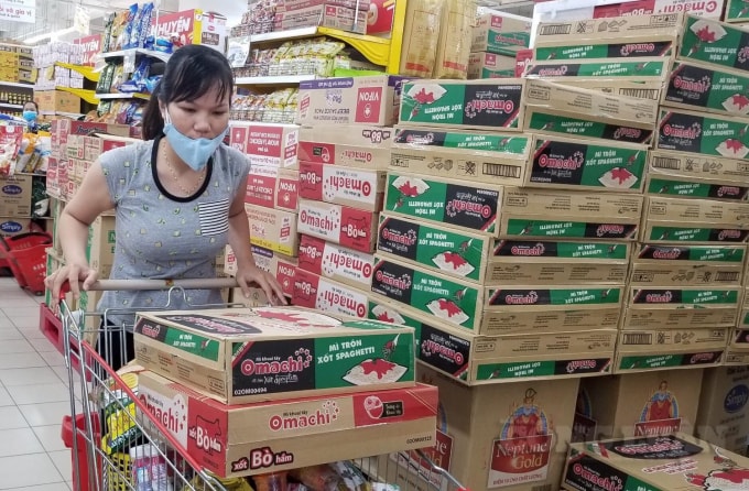 Hàng lương thực như gạo, mì tôm được nhiều người dân mua để dự trữ.