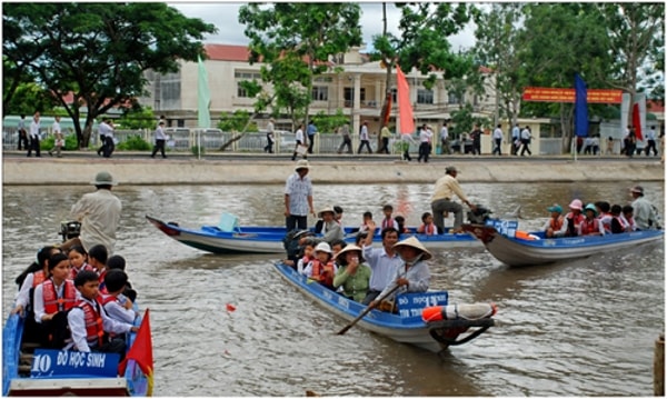 Phương tiện giao thông đường thủy nhỏ, thô sơ thường ít được quan tâm trang bị các dụng cụ an toàn. Ảnh minh họa