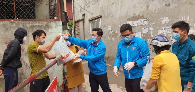 Lực lượng thanh niên, dân quân quận Cầu Giấy chuyển thực phẩm cho người dân khu vực bị cách ly.