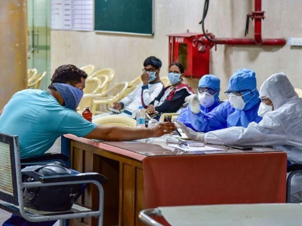 Người dân Ấn Độ đến kiếm tra sức khoẻ tại bệnh viện Gandhi tại Hyderabad.
