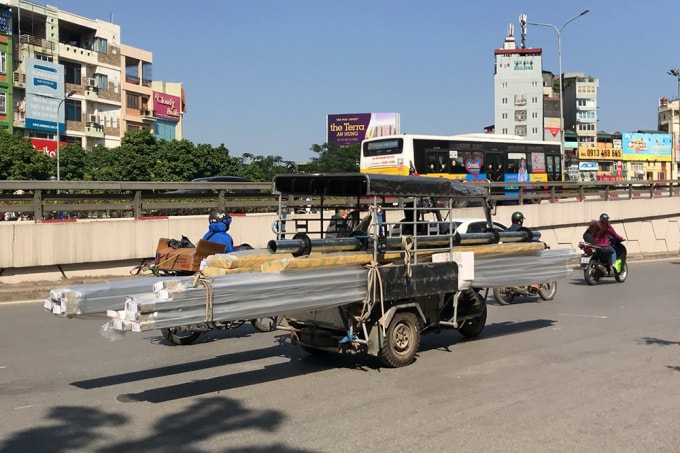 Tình trạng xe ba, bốn bánh tự chế chở hàng cồng kềnh quá khổ lưu thông công khai trên nhiều tuyến đường phố trong sự lo lắng, bức xúc của người dân.