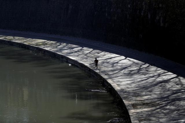 Một người đàn ông tập thể dục tại Rome, Italy. Ảnh: Reuters