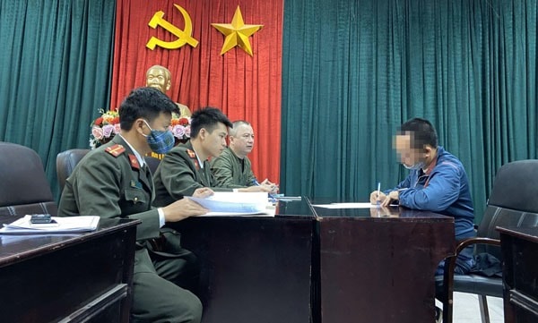 Cơ quan công an làm việc với cá nhân tung tin giả về dịch COVID-19. Ảnh: PV
