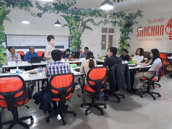 Các huấn luyện viên đang trao đổi với các startup