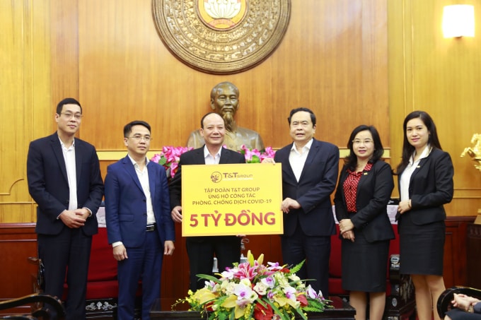 Đại diện Tập đoàn T&T Group trao ủng hộ 5 tỷ đồng cho công tác phòng chống dịch COVID-19.