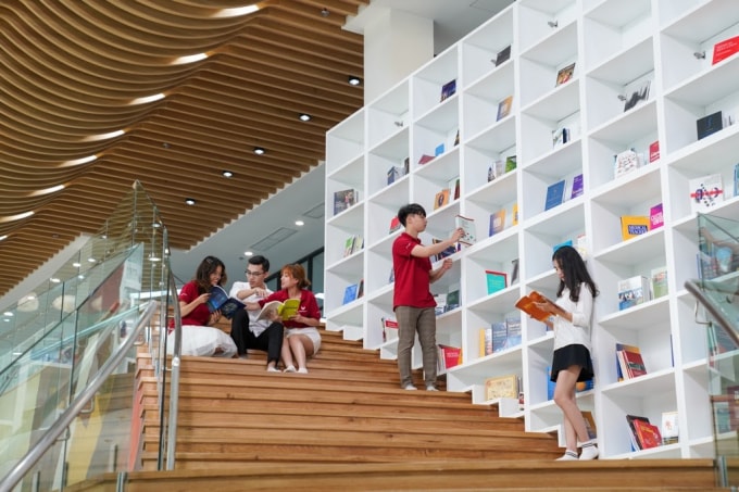 Ngay trong năm đầu tiên, sinh viên VinUni sẽ làm quen với cách giảng dạy giúp phát triển khả năng chủ động tìm kiếm kiến thức, tư duy phản biện và học sâu.