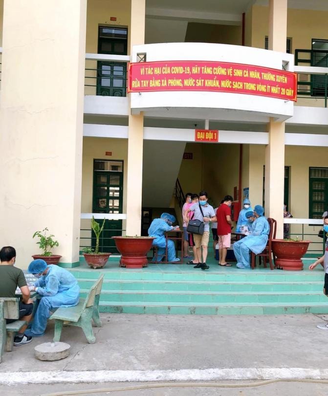 Các bác sĩ theo dõi và kiểm tra thân nhiệt cho từng người trong khu cách ly