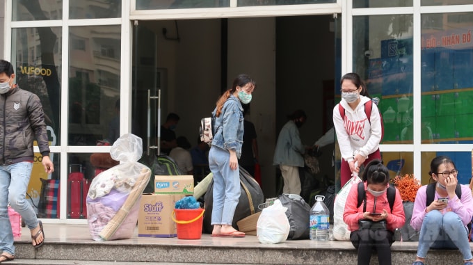 Ban Quản lý ký túc xá Mỹ Đình tổ chức cho hơn 1.000 sinh viên chuyển sang nơi ở tạm để nhường chỗ cho người cách ly phòng chống dịch Covid-19. Ảnh Hà Long.