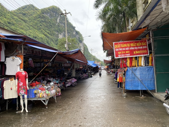 Sự đìu hiu là điều dễ nhận ra tại các gian hàng của chợ cửa khẩu Tân Thanh. Ảnh: Hoàng Dương
