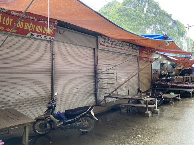 Nhiều Ki ốt bán hàng đã phải đóng cửa vì dịch Covid-19. Ảnh: Hoàng Dương