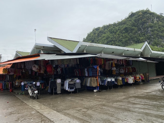 Nhiều tiểu thương do ế ẩm nên đã phải tính đến các phương án để vay vốn. Ảnh: Hoàng Dương