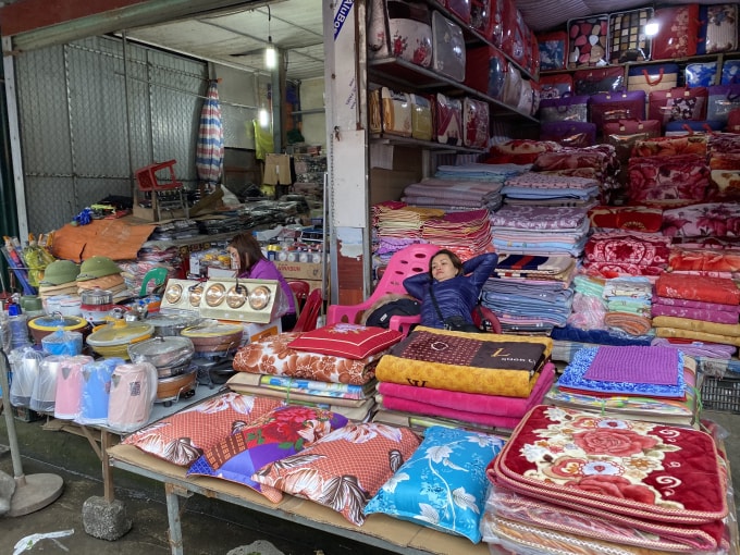 Tiểu thương tại khu vực chợ cửa khẩu Tân Thanh đang gặp rất nhiều khó khăn. Ảnh: Hoàng Dương
