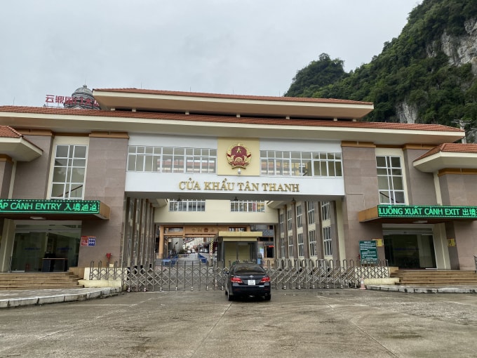 Du khách vẫn chưa thể thông quan tại cửa khẩu Tân Thanh. Ảnh: Hoàng Dương