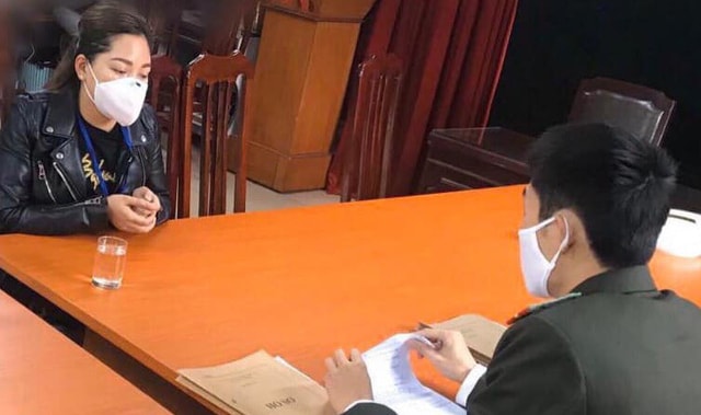 Công an làm việc với chị T.T.Q về hành vi đăng tải thông tin sai sự thật. Ảnh: Công an cung cấp