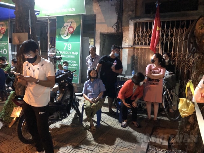 Người dân ra đường chuẩn bị nhận thông tin gỡ lệnh phong tỏa