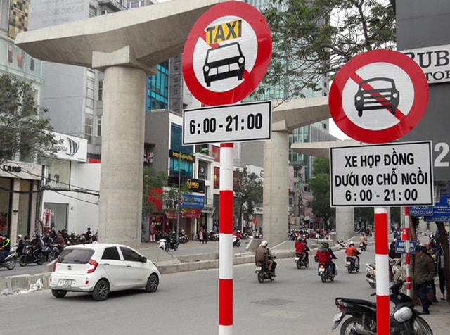 Đề xuất tạm thời dỡ biển cấm xe Taxi, xe hợp đồng dưới 9 chỗ tại 10/11 tuyến đường phố trên địa bàn Thủ đô Hà Nội. Ảnh: TL