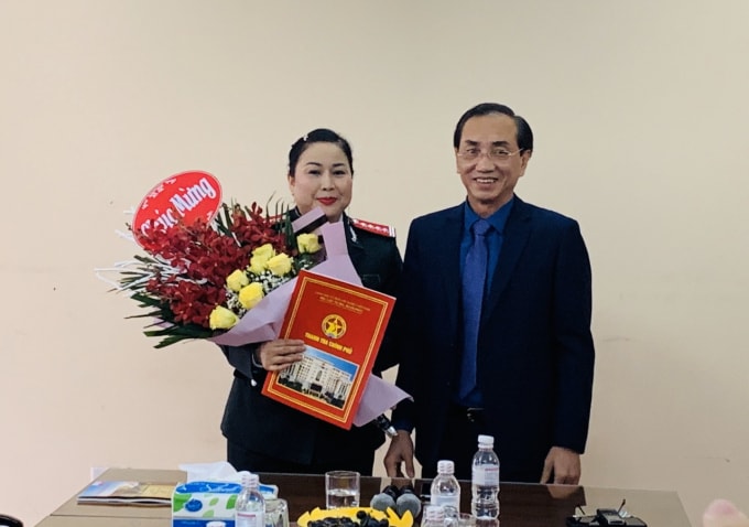 Phó Tổng Thanh tra Đặng Công Huẩn trao quyết định về việc giao phụ trách Tạp chí Thanh tra cho bà Nguyễn Thị Hoa