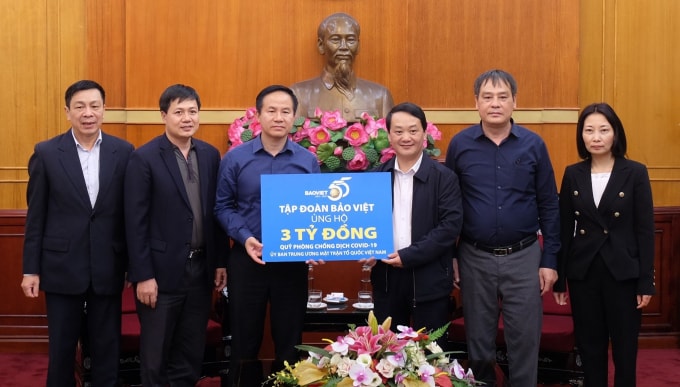 Ông Đào Đình Thi - Chủ tịch Hội đồng Quản trị Tập đoàn Bảo Việt - đại diện cho Tập đoàn, đã trao ủng hộ 3 tỷ đồng cho Quỹ Phòng chống dịch Covid-19.