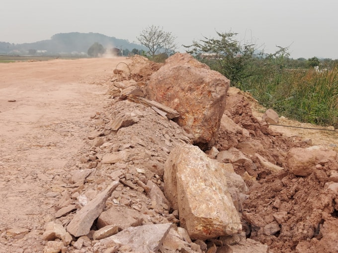 Những viên đá khổng lồ nằm ngổn ngang tại dự án (ảnh chụp ngày 19/2)
