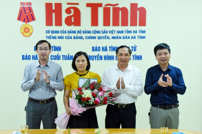 Các đại biểu tặng hoa chúc mừng tân Phó Tổng biên tập Lê Thị Thủy. Ảnh BHT