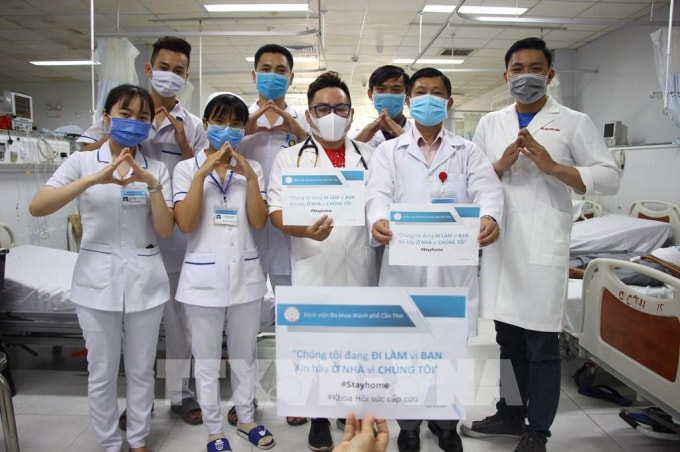 Các y, bác sỹ Bệnh viện Đa khoa thành phố Cần Thơ vừa thực hiện bộ ảnh truyền đạt thông điệp 