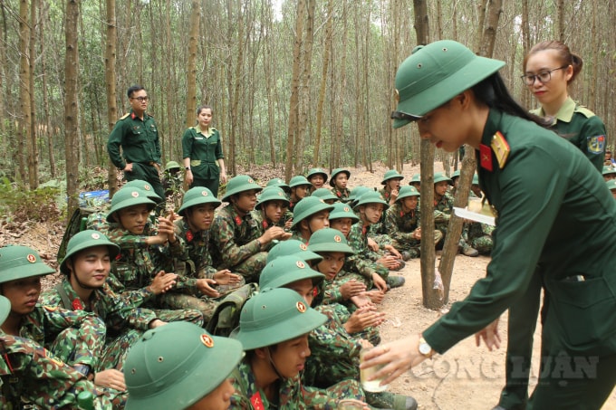 Bắt nước thao trường động viên chiến sỹ.