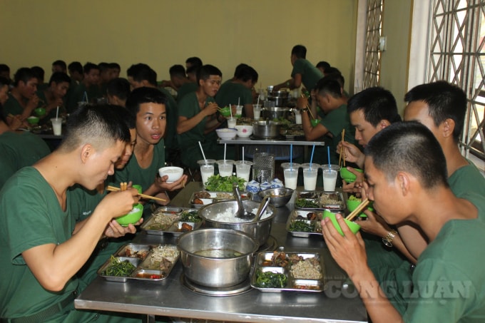 Bữa cơm của chiến sỹ.