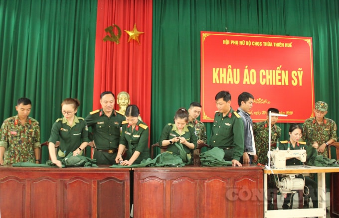 Khâu áo cho chiến sỹ.
