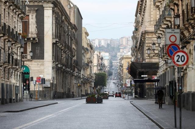 Đường phố Italy vắng vẻ sau lệnh giới nghiêm. Ảnh: Reuters
