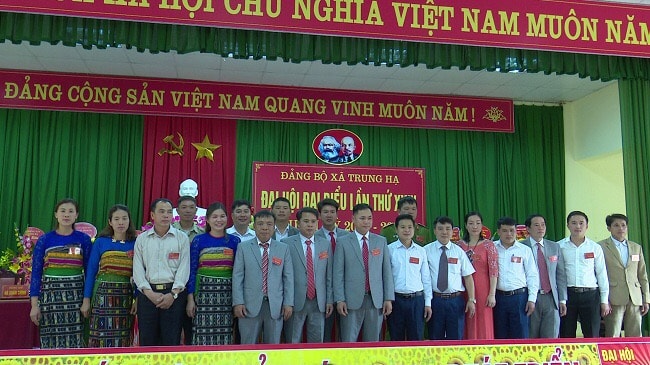BCH Đảng bộ xã Trung Hạ khóa XXIV, nhiệm kỳ 2020 - 2025 và Đoàn Đại biểu dự Đại hội Đảng bộ huyện làn thứ VI ra mắt Đại hội.