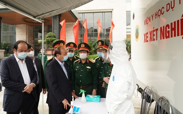 Thủ tướng Nguyễn Xuân Phúc kiểm tra tại xe xét nghiệm cơ động, Viện Y học dự phòng Quân đội. Ảnh: VGP
